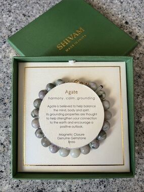 Shivam: Agate Beaded Bracelet in Green-Gray